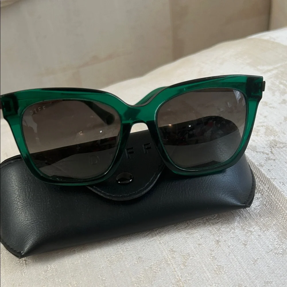 Diff Bella Sunglasses with Case